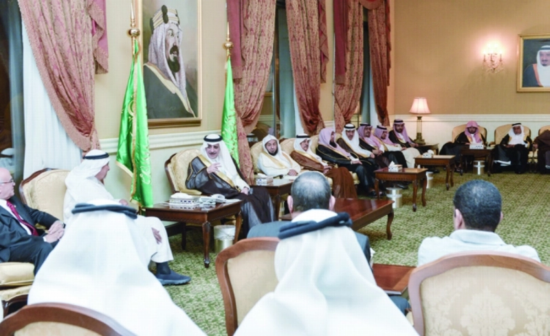 أمير تبوك خلال لقائه ضيوف الدورة