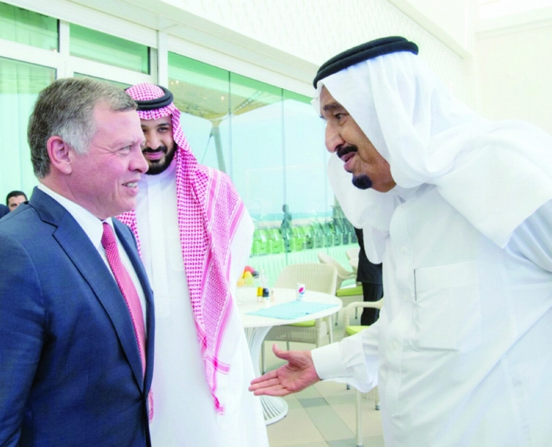 الملك سلمان مستقبلا الملك عبدالله الثاني بحضور الأمير محمد بن سلمان بطنجة أمس (واس)