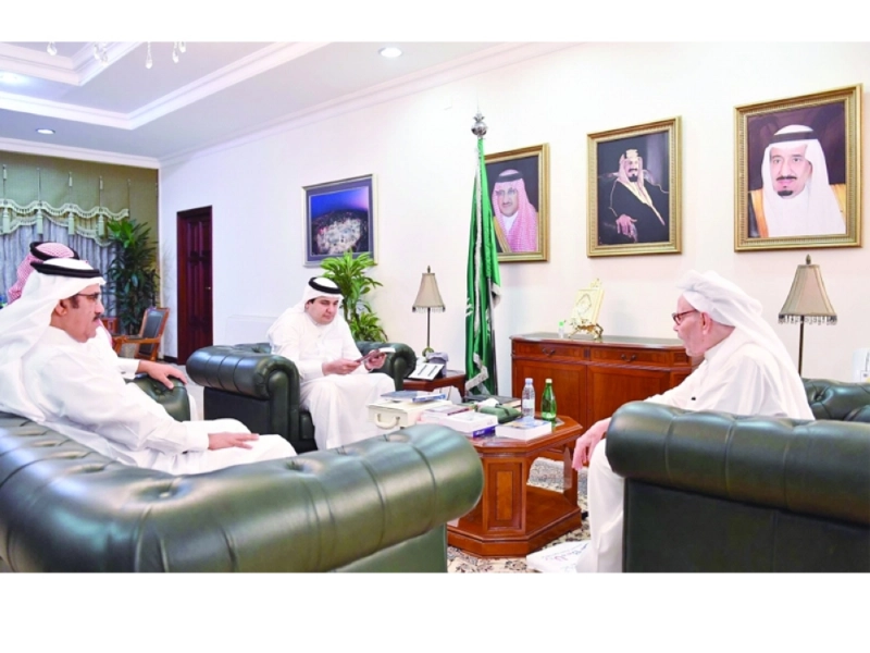عادل الطريفي مع عبدالفتاح أبو مدين في مكتبه بجدة (واس)