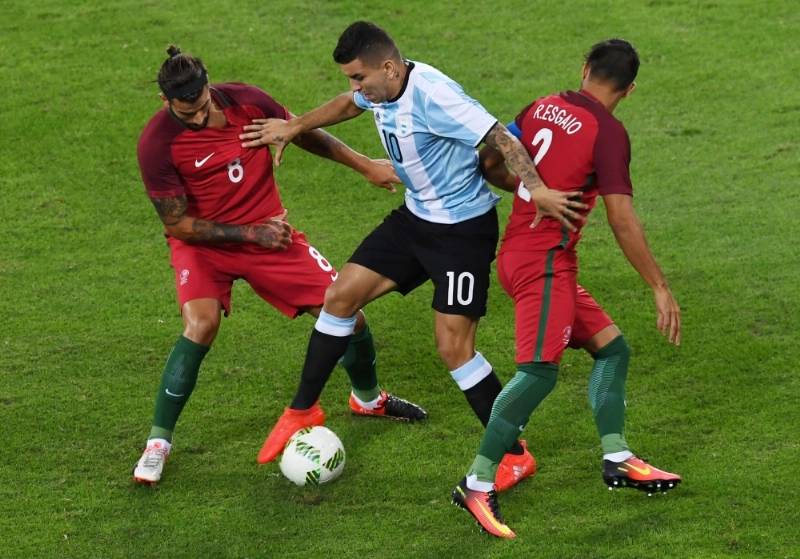 من مباراة البرتغال والأرجنتين (أ ف ب)