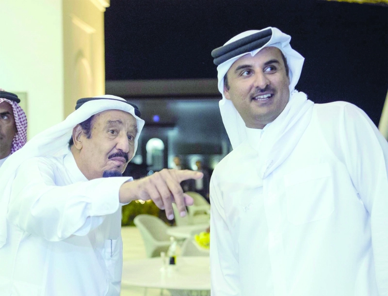 الملك سلمان والشيخ تميم آل ثاني خلال اللقاء