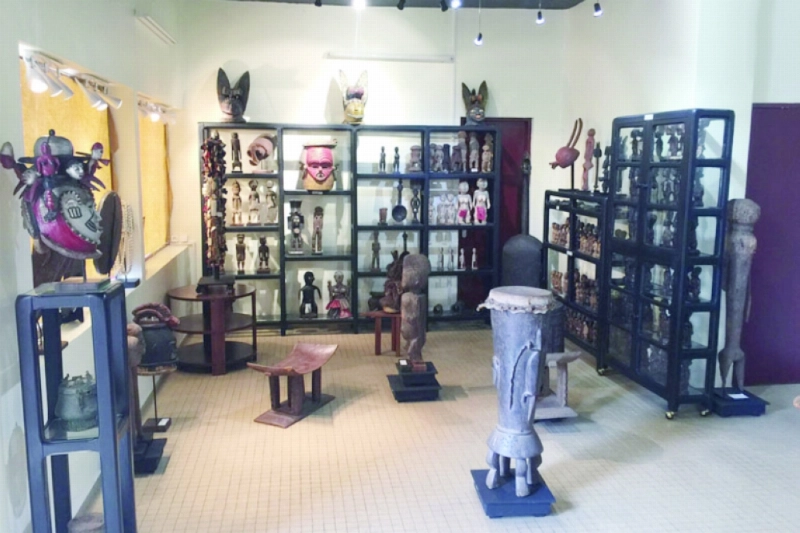 من مقتنيات المعرض (العمانية)