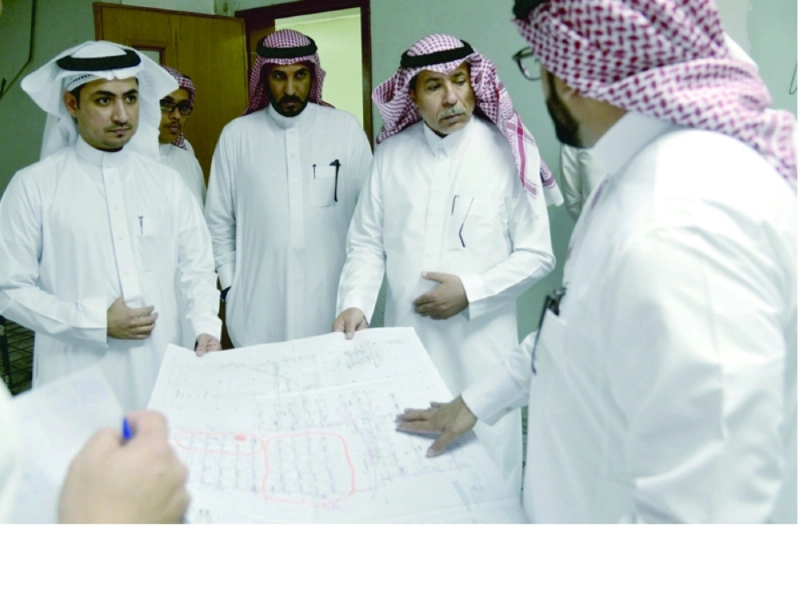 مرعي القحطاني لدى زيارته التفقدية للكلية (مكة)