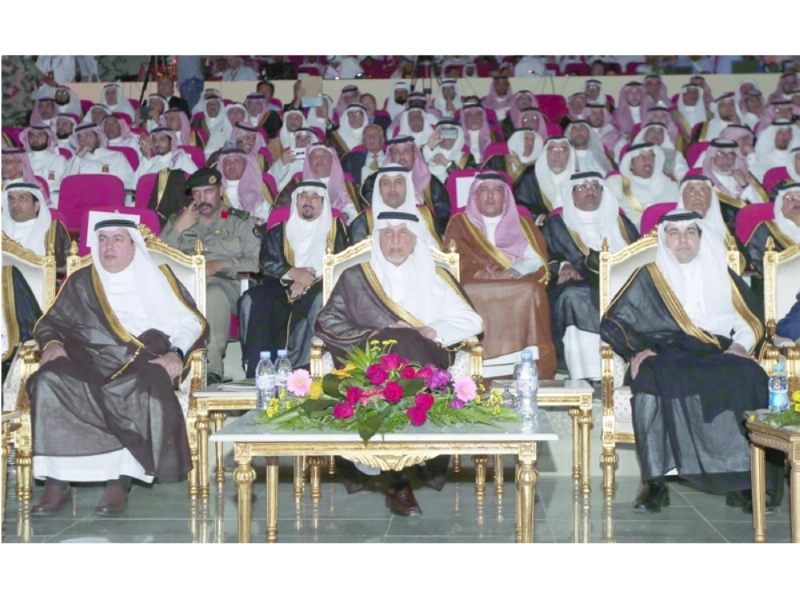 خالد الفيصل مفتتحا الدورة التاسعة لسوق عكاظ (عمر أبوسيف)