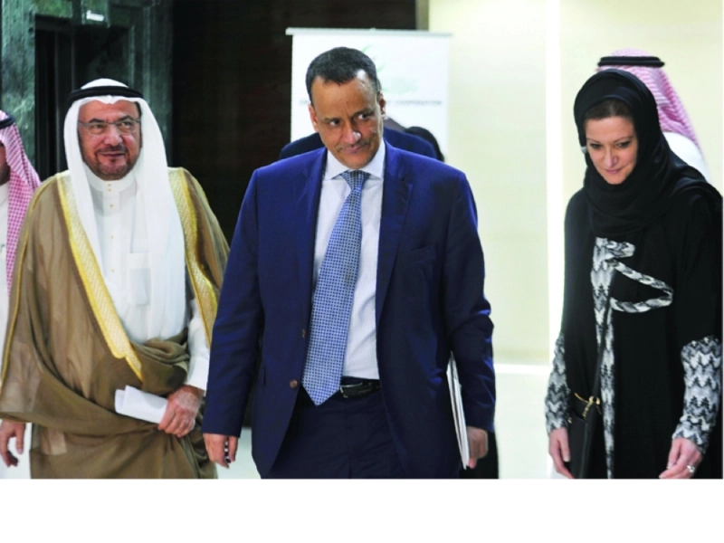 ولد الشيخ وإياد مدني في طريقهما لعقد مؤتمر صحفي بجدة أمس (أ ف ب)