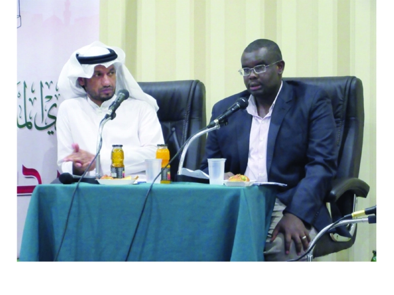 أحمد التيجاني أثناء الندوة (مكة)
