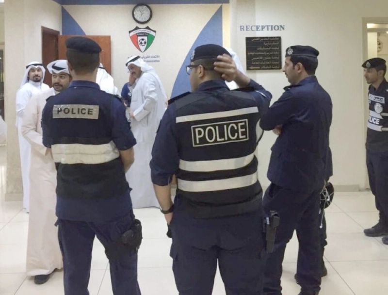 أفراد من الشرطة الكويتية داخل مقر اتحاد الكرة (مكة)