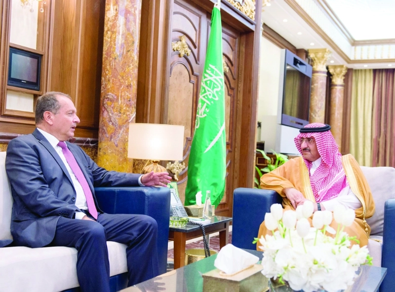 الأمير محمد بن نايف لدى استقباله سايمون كوليس