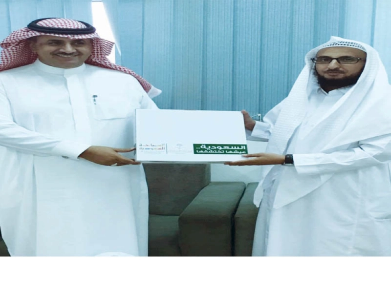 تكريم السواط بختام الملتقى (مكة)