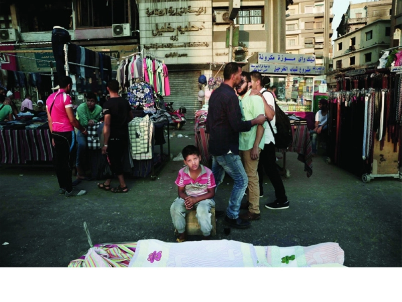 فتى يعرض مناشف للبيع في أحد أسواق القاهرة (أ ب)