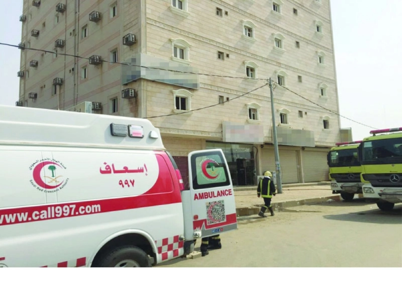 فرق الدفاع المدني والهلال الأحمر لحظة مباشرة الحريق (مكة)