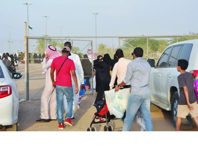 زوار مع أطفالهم في المواقف الخارجية (مكة)