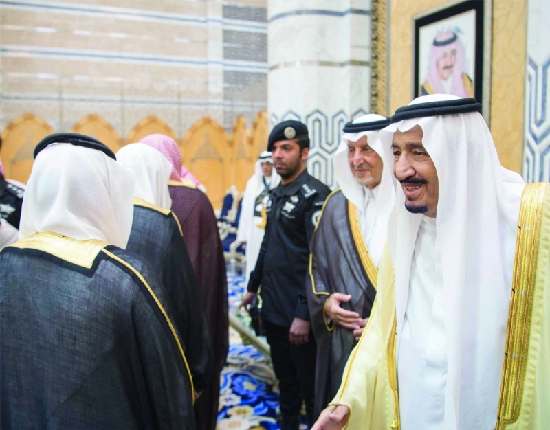 خادم الحرمين في حديث مع مستقبليه لدى وصوله جدة أمس (بندر الجلعود)