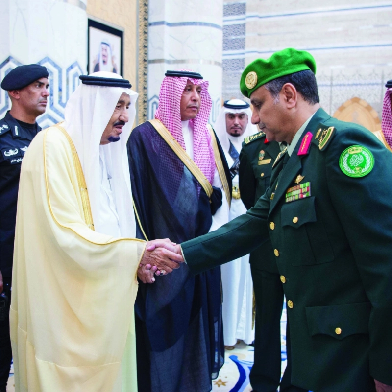 خادم الحرمين لدى وصوله جدة أمس (واس)