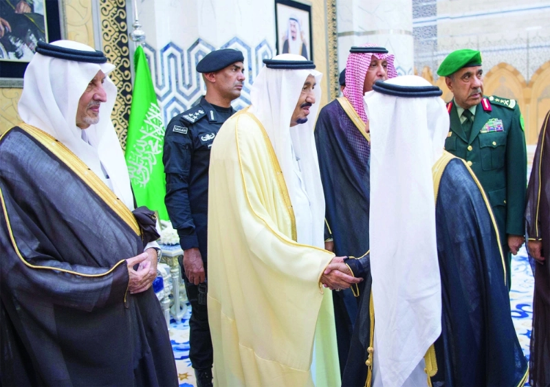 الملك سلمان لدى وصوله جدة ويبدو الأمير خالد الفيصل في مقدمة مستقبليه (واس )