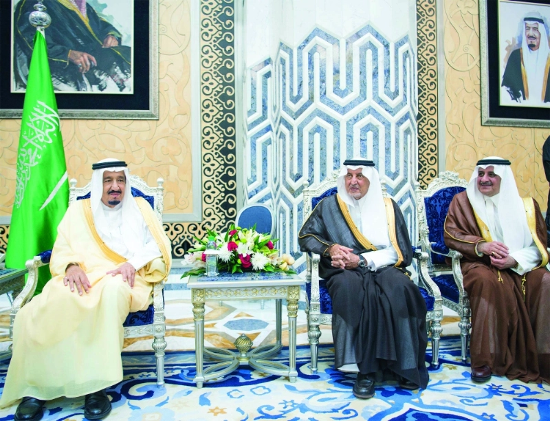 الملك سلمان ويبدو الأميران خالد الفيصل وفهد بن سلطان (واس)