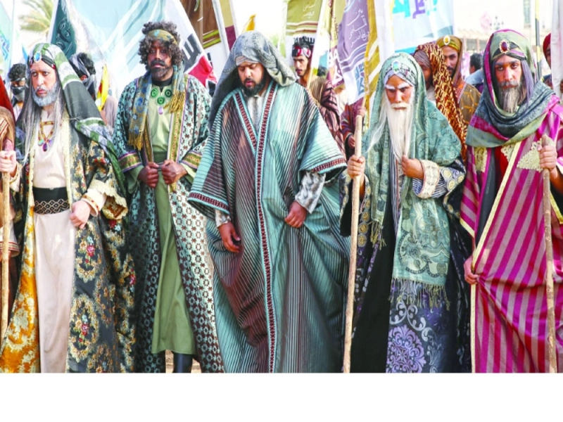 الممثلون أثناء أداء أدوارهم على جادة عكاظ (ياسر بخش)