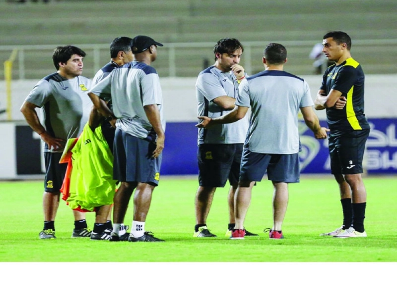 باندو يتحدث مع العكايشي بحضور أعضاء الجهاز الفني (إعلامي الاتحاد)