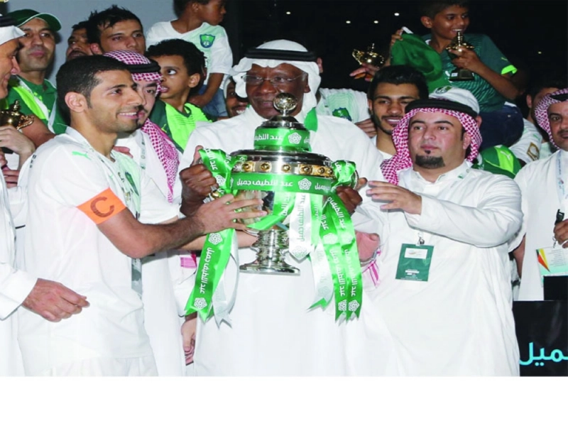 تتويج الأهلي بكأس الدوري الموسم الماضي (مكة)