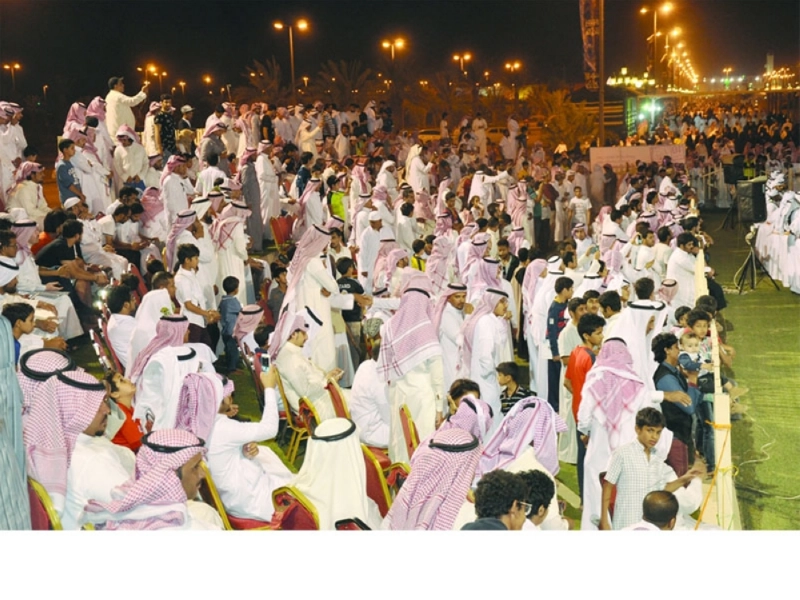 زوار يتابعون العروض الشعبية (مكة)
