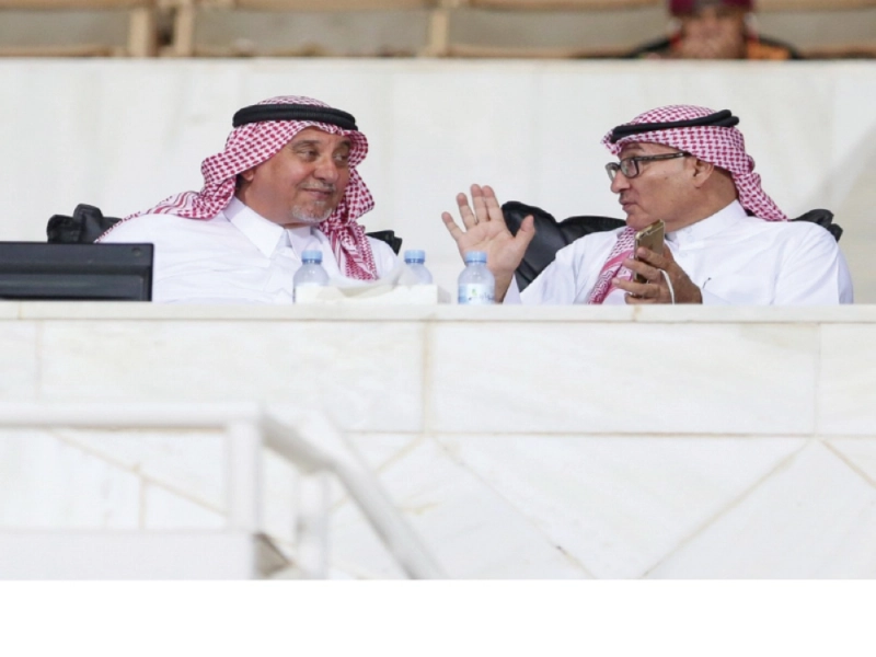 أحمد مسعود وعادل عصام الدين خلال متابعة مباراة الجيل (إعلامي الاتحاد)