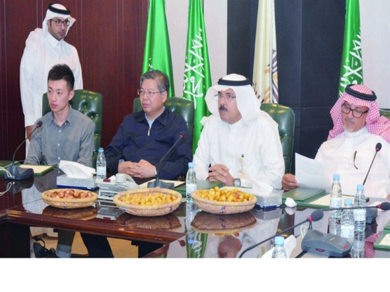 الملحم والوفد الصيني خلال اللقاء (مكة)