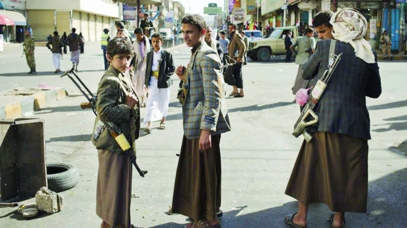 أطفال يحملون السلاح في نقطة تفتيش بصنعاء (مكة)