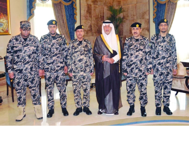 خالد الفيصل يتوسط ضباطا وأفرادا من أمن المنشآت بزيهم الجديد (مكة)