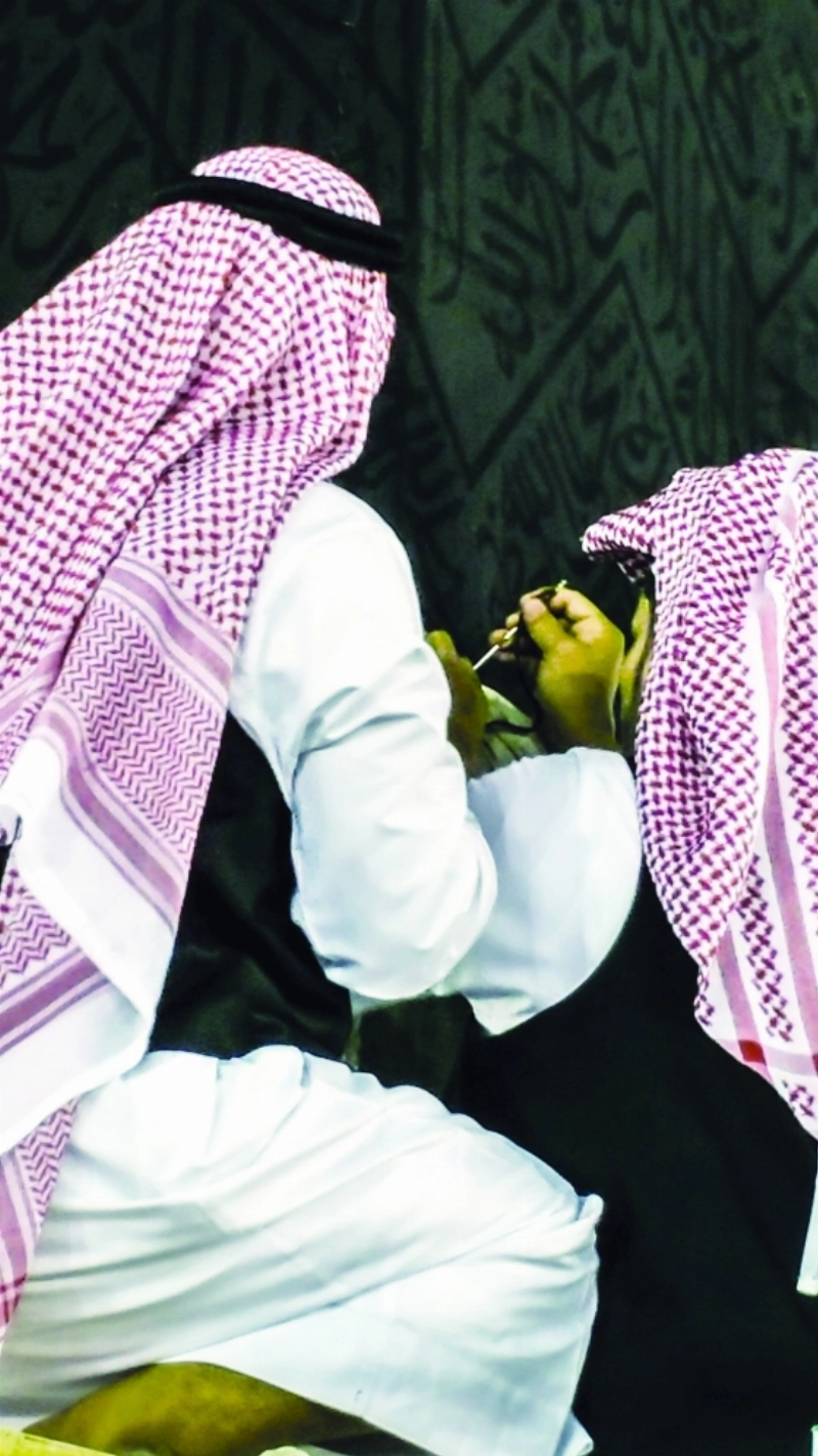 حياكة دقيقة خلال إحرام الكعبة (أمس الحارثي)
