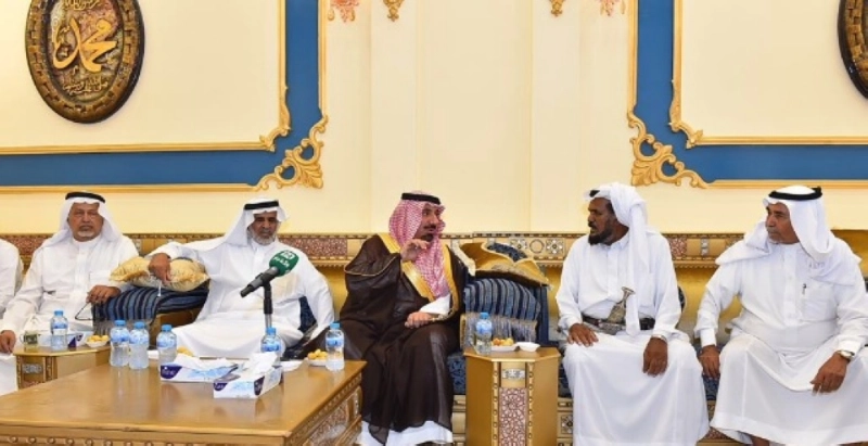 الأمير جلوي بن عبدالعزيز أمير منطقة نجران يزور أسر الشهداء (مكة)