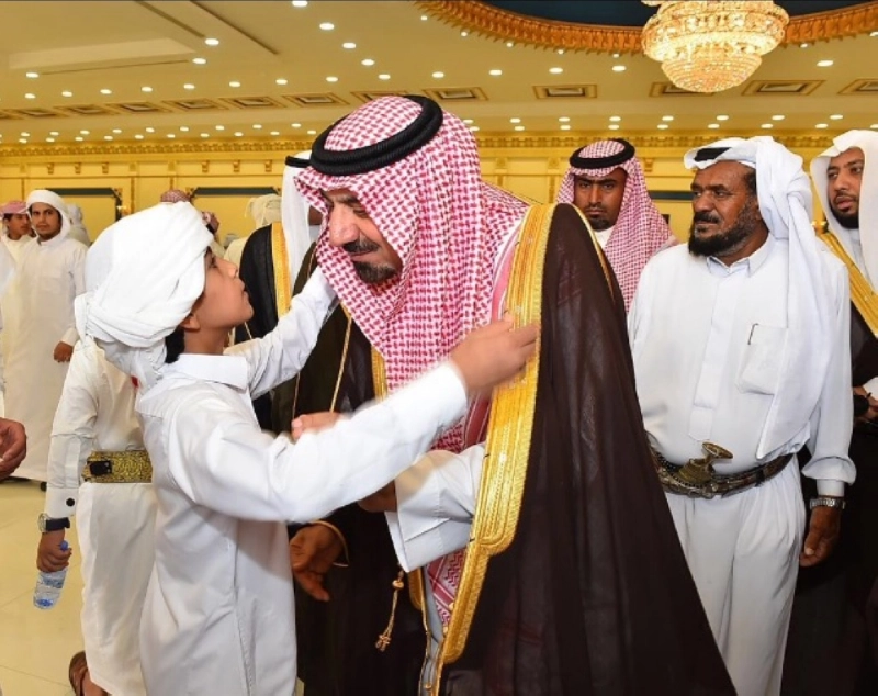الأمير جلوي بن عبدالعزيز أمير منطقة نجران يزور أسر الشهداء (مكة)