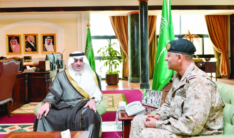 فهد بن سلطان مستقبلا ظافر الشهري أمس (واس)