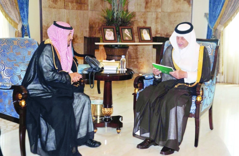 خالد الفيصل خلال تسلم التقرير (واس)