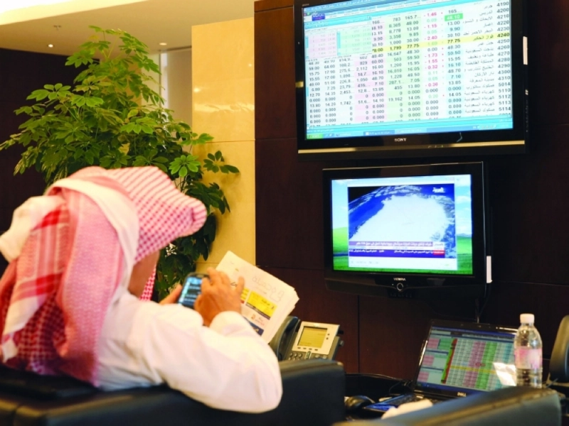 مستثمرون في سوق الأسهم السعودية (مكة)