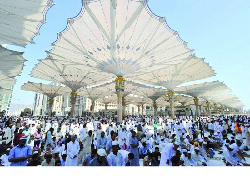 المصلون في ساحة المسجد النبوي (مكة)