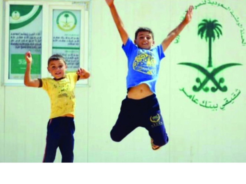 طفلان سوريان يمرحان في مخيم الزعتري بالأردن (واس)