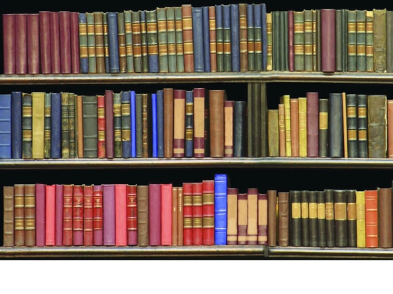 مجموعة من الكتب في إحدى المكتبات (مكة)