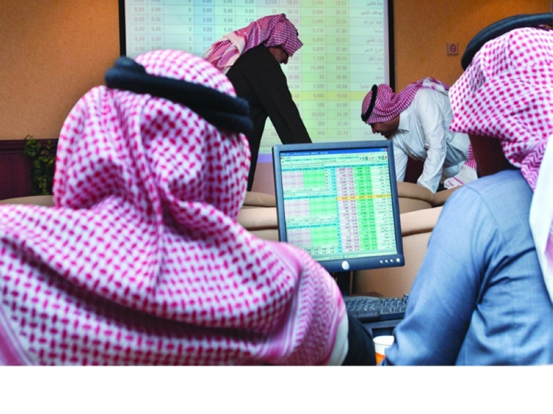 مستثمرون في سوق الأسهم السعودية (مكة)