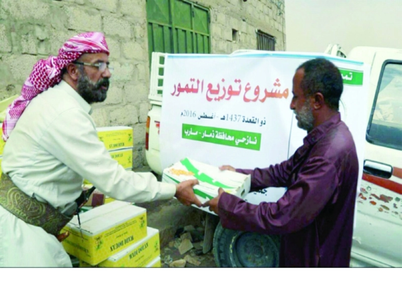يمني يتسلم تمورا سعودية في مأرب (مكة)