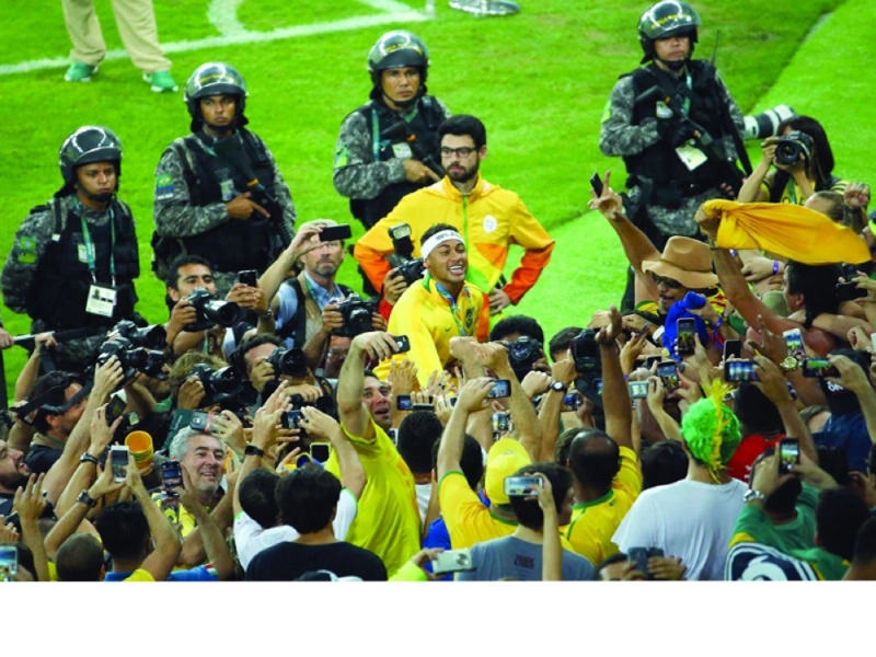 نيمار محتفلا مع الجماهيرعقب التتويج بذهبية الأولمبياد (رويترز)