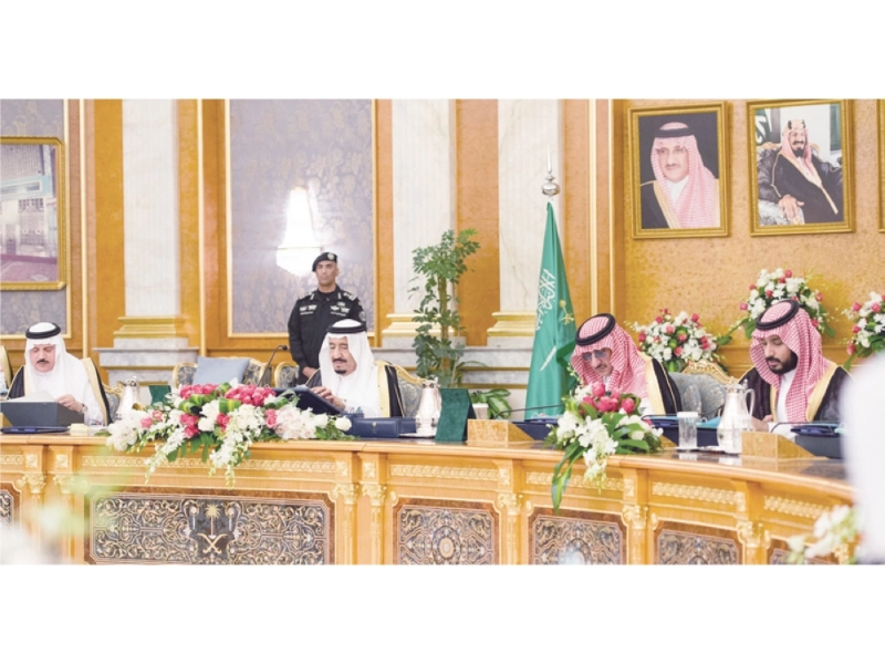 خادم الحرمين مترئسا جلسة مجلس الوزراء أمس ويبدو ولي العهد وولي ولي العهد (واس)