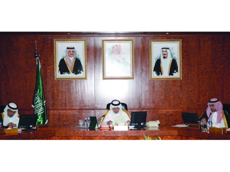 خالد الفيصل مترئسا اجتماع لجنة الحج المركزية أمس (واس)