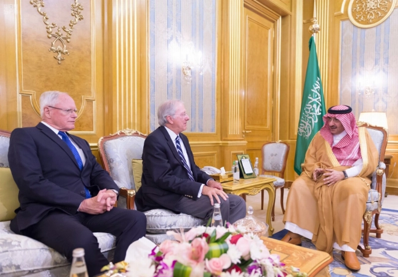 الأمير محمد بن نايف خلال اللقاء (واس)