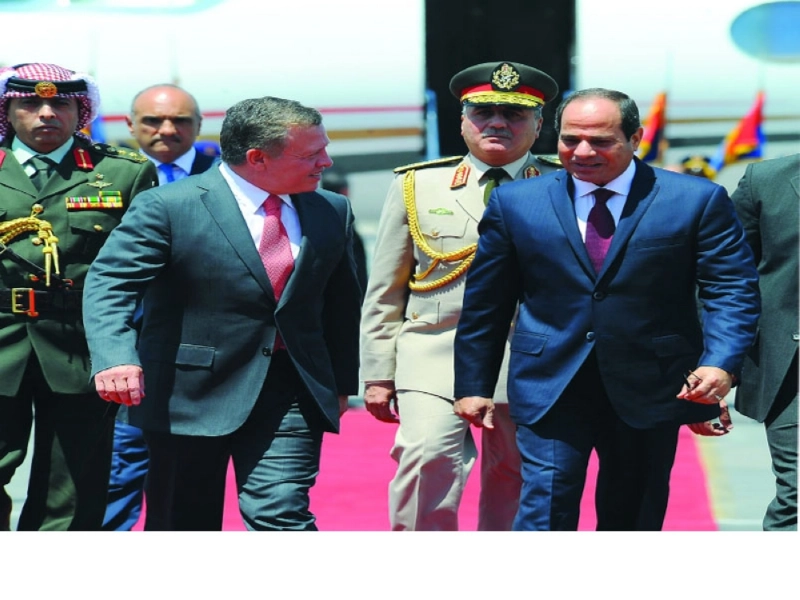 السيسي مستقبلا ملك الأردن في مطار القاهرة أمس (إ ب أ)