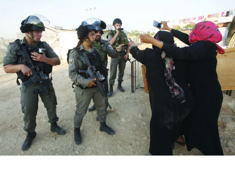 فلسطينيات يعترضن على هدم منازلهن في الضفة أمس (أ ف ب)