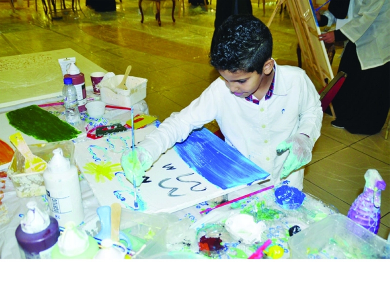 طفل يرسم في الورشة
