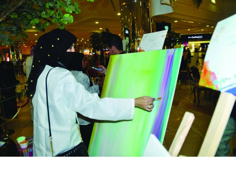 فنانة تشارك بالورشة (مكة)