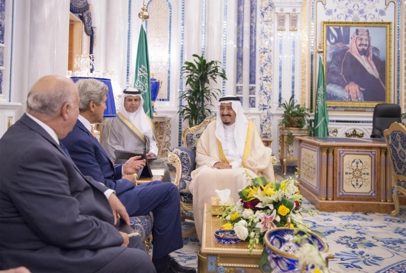 الملك سلمان لدى لقائه جون كيري والوفد المرافق له في مكتبه بقصر السلام بجدة (بندر الجلعود)
