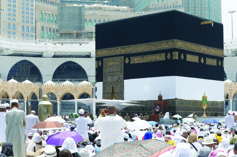المصلون خلال صلاة الجمعة أمس (مكة)
