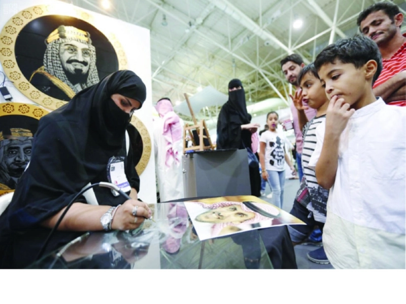 موهوبة ترسم وتعرض لوحاتها للبيع (واس)